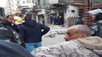 لجنة هندسية لمعاينة عقار العطارين المنهار