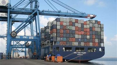 ميناء دمياط يستقبل 10 سفن