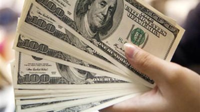 مصدر مصرفي: البنوك المصرية تخفض الفائدة على الأوعية الإدخارية بالدولار