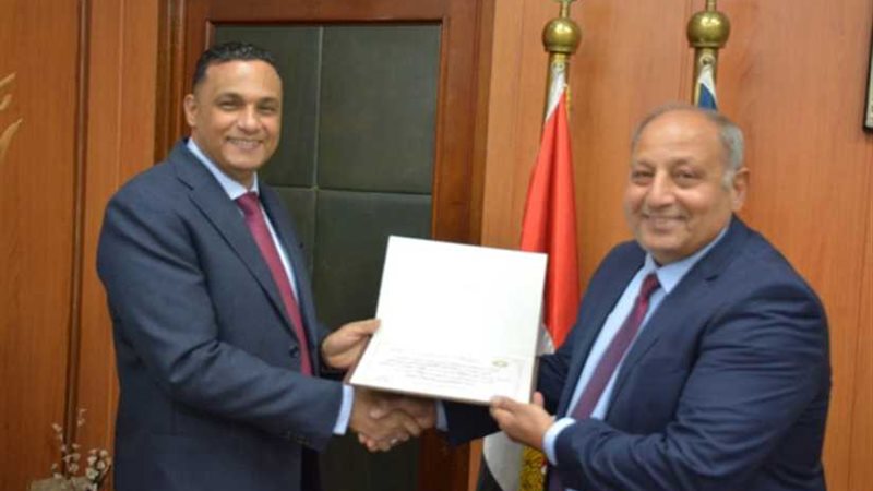 محافظ الدقهلية يكرم