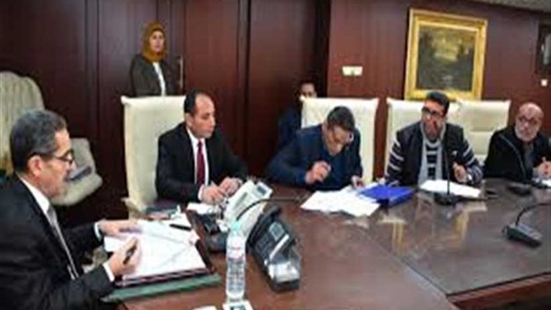 محافظ الغربية يبحث