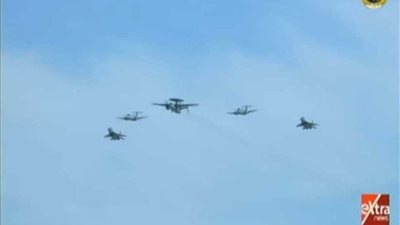 محمد بن زايد يصور بهاتفه علم مصر الذي رسمته طائرات 