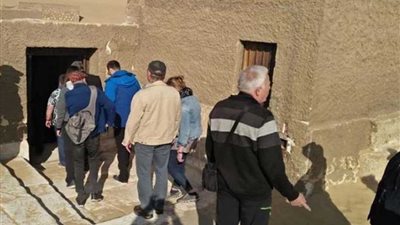 وفد سياحي ألماني يزور المناطق الأثرية بالمنيا