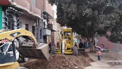 رفع المخلفات الصلبة وإعادة رصف طرق ملوي بالمنيا