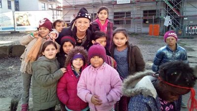 يابانية تُعلم الأطفال 