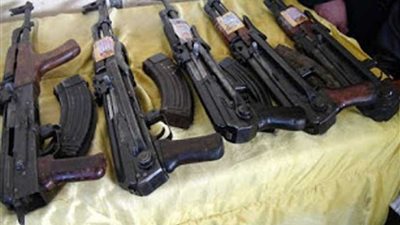 ضبط 5 قطع سلاح بحوزة شخصين بالمنيا