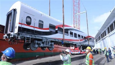 شاهد بالصور.. وصول أول عربة ركاب نموذج ل1300 قادمة من روسيا 