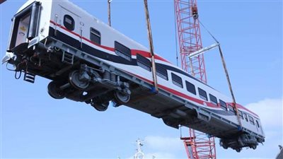 شاهد بالصور.. وصول أول عربة ركاب نموذج ل1300 قادمة من روسيا 