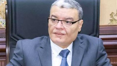 محافظ المنيا يزور الأطباء المصابين بحادث الصحراوي