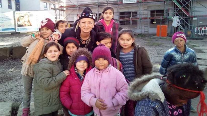 يابانية تُعلم الأطفال