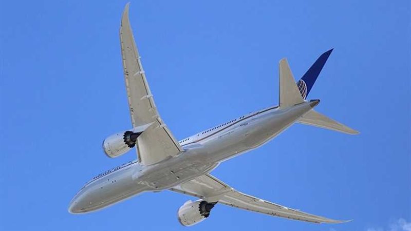 طائرة ركاب تفرغ وقودها