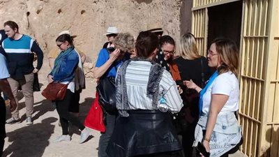 وفود سياحية من 3 دول تزور منطقة آثار تل العمارنة بالمنيا