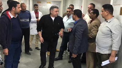 محافظ البحر الأحمر ينقذ عاملًا مضربًا عن الطعام