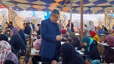 رئيس جامعة بنها يتفقد الامتحانات بالكليات