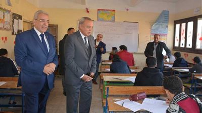 في أول يوم.. محافظ القليوبية يتفقد امتحانات الشهادة الإعدادية ببنها