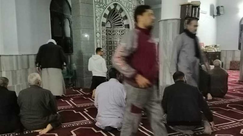 معتمدا على موبايله..