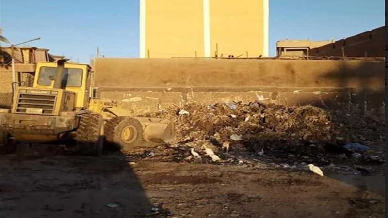 رفع أكوام القمامة