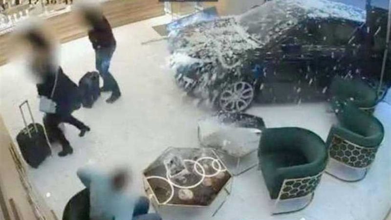 عصابة اقتحمت محل