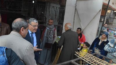 إقبال كبير من المواطنين على الشراء قبل بدء الحظر بالمنيا