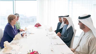 بن زايد يبحث مع ميركل دعم جهود إحلال السلام في ليبيا