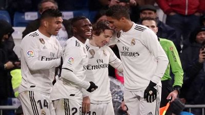 ريال مدريد يُسقط إشبيلية بثنائية كاسيميرو ويخطف الصدارة‬