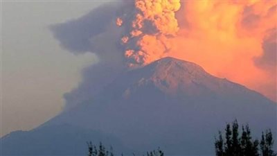 بركان ميرابي الإندونيسي يثور 