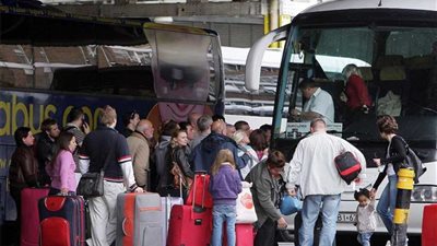 بريطانيا تبحث فرض قيودا على المهاجرين.. والموعد قريب