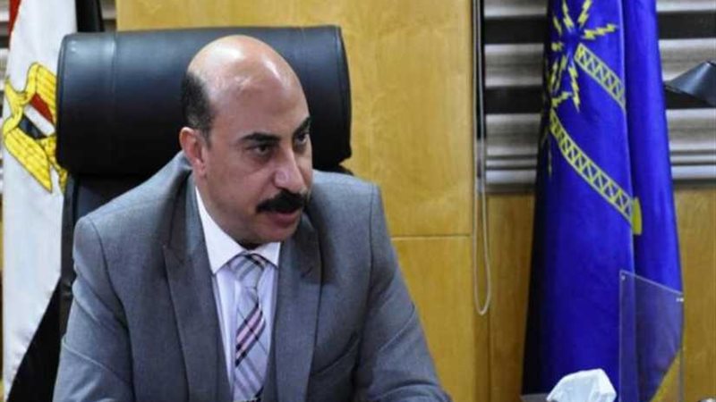 محافظ أسوان يمنح