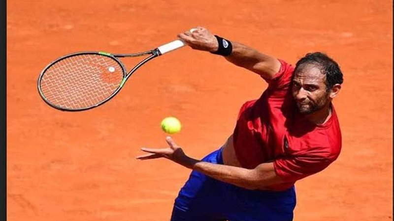 صفوت يتأهل للدور