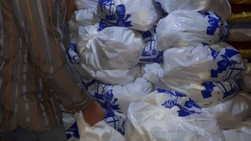 توزيع الصور فى القرية