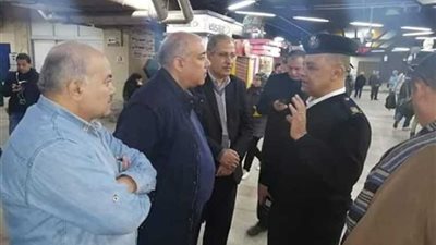 رئيس المترو يقوم بحملة تفقدية بمحطات الشهداء والسيدة زينب بخط حلوان