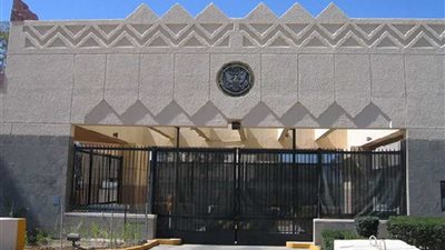 السفارة الأمريكية باليمن تدين الهجوم الإرهابي على معسكر مأرب