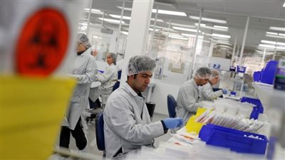 بريطانيا تطلب عشرة آلاف جهاز تنفس صناعي لمحاربة كورونا