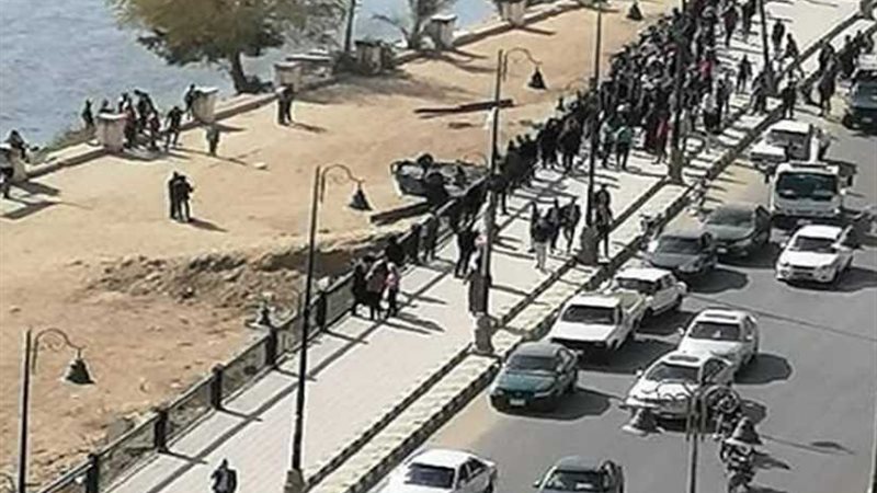 سيارة تقتحم كورنيش