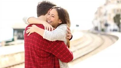 في يومه العالمي.. تعرف على أنواع الحضن وفوائده للصحة النفسية