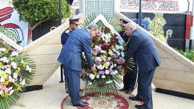 محافظ كفرالشيخ ومدير الأمن يضعان إكليلًا من الزهور على قبر الجندي المجهول