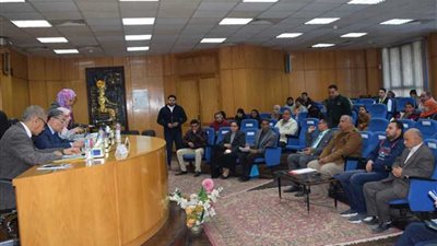 محافظ المنيا يوجه بصرف إعانات عاجلة للحالات الإنسانية