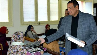 محافظ البحيرة يسلم التابلت لطالبات الصف الأول الثانوي بمدرسة دمنهور الثانوية