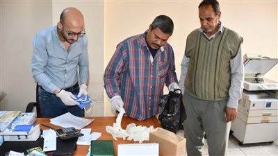 توزيع كمامات وملصقات توعية للعاملين بالصرف الصحي في المنيا