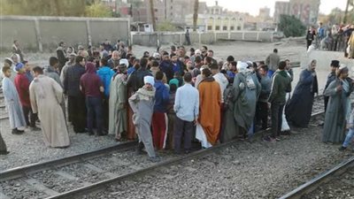 قطار يصدم سيدة أثناء عبورها مزلقان أبوتيج.. (صور)