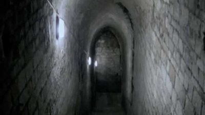 شاهد.. ممر سري لهروب الملكة إليزابيث تحت سجادة