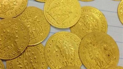 جمارك مطار الغردقة تحبط محاولتي تهريب عدد من العملات الذهبية والأثرية