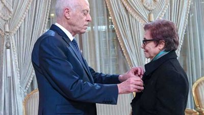 الرئيس التونسي يكرم المناضلة الجزائرية جميلة بوحيرد