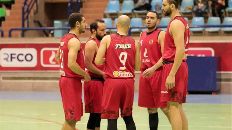 الأهلي يتصدر دوري