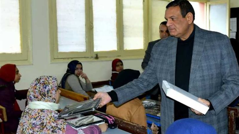 محافظ البحيرة يسلم