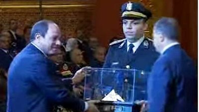 وزير الداخلية يقدم للرئيس السيسي هدية تذكارية في الاحتفال بعيد الشرطة الـ 68