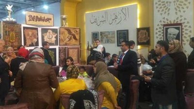 في الساعات الأولى.. إقبال كبير على جناح الأزهر بمعرض الكتاب