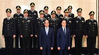 صورة تذكارية للرئيس السيسي مع أعضاء المجلس الأعلى للشرطة