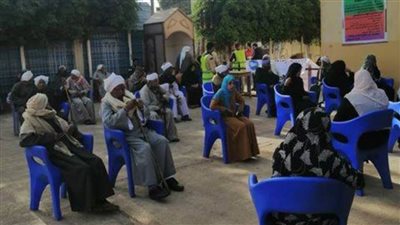 محافظ المنيا يطمئن على الإجراءات الاحترازية خلال صرف المعاشات.. (صور)