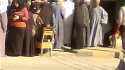 أمن بني سويف ينظم المواطنين منعًا للتزاحم أثناء صرف المعاشات